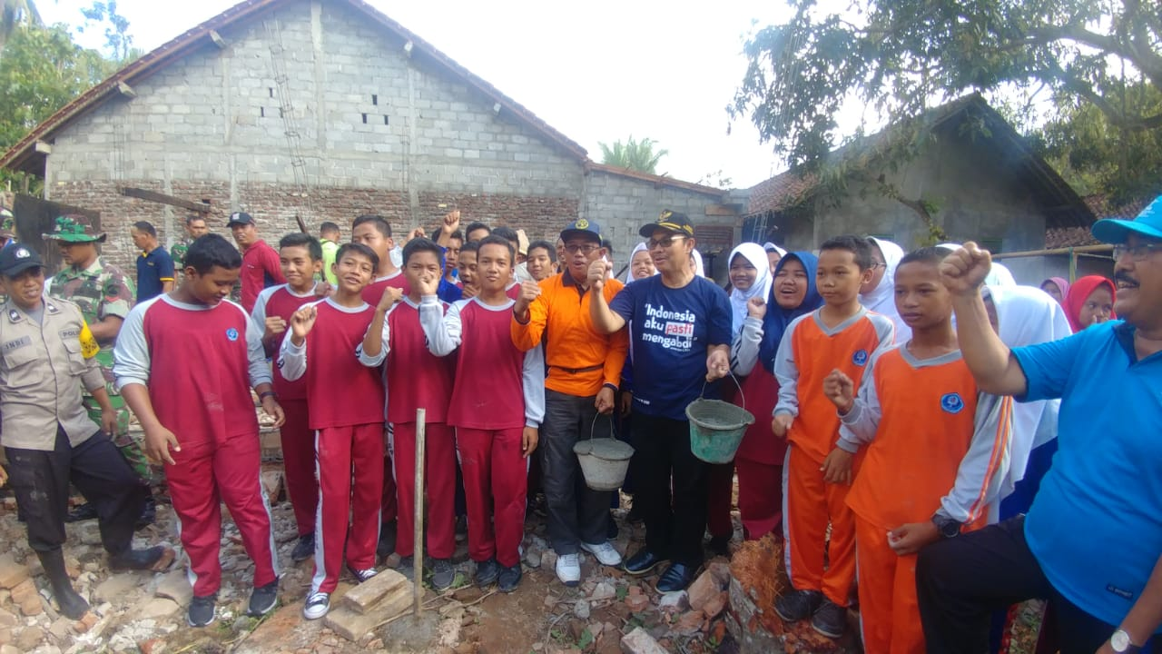 SMPN 2 TEMON GOTONG ROYONG BEDAH RUMAH, WUJUD MANIVESTASI PENDIDIKAN KARAKTER